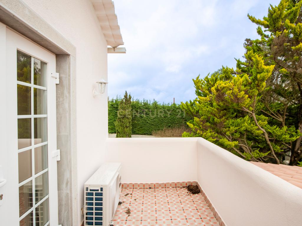 Moradia T3+1 Remodelada  – A 5 Minutos da TASIS | Linhó, Sintra - Image 36