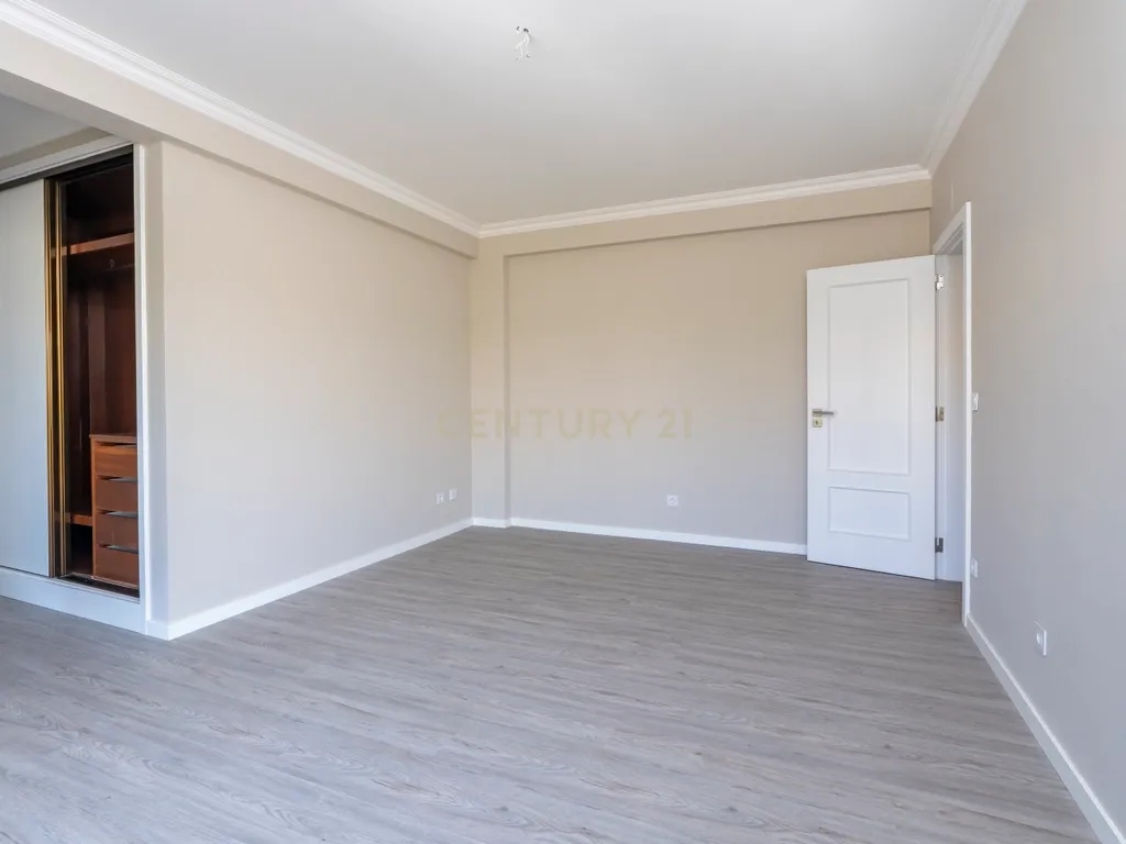 Apartamento Remodelado com Vista Mar na Ericeira, lugar de parqueamento - Image 21