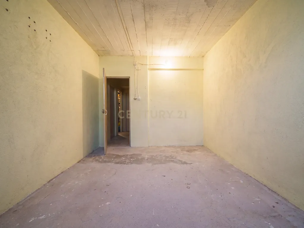 Apartamento T2 Renovado com Varanda e Arrecadação em São João da Talha - Image 17