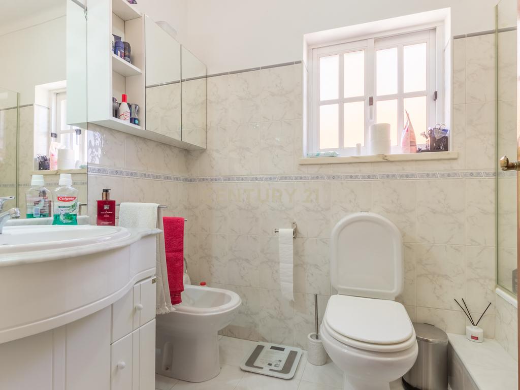 Moradia Geminada T3 com Jardim e Terraço na Quinta do Conde - Image 17