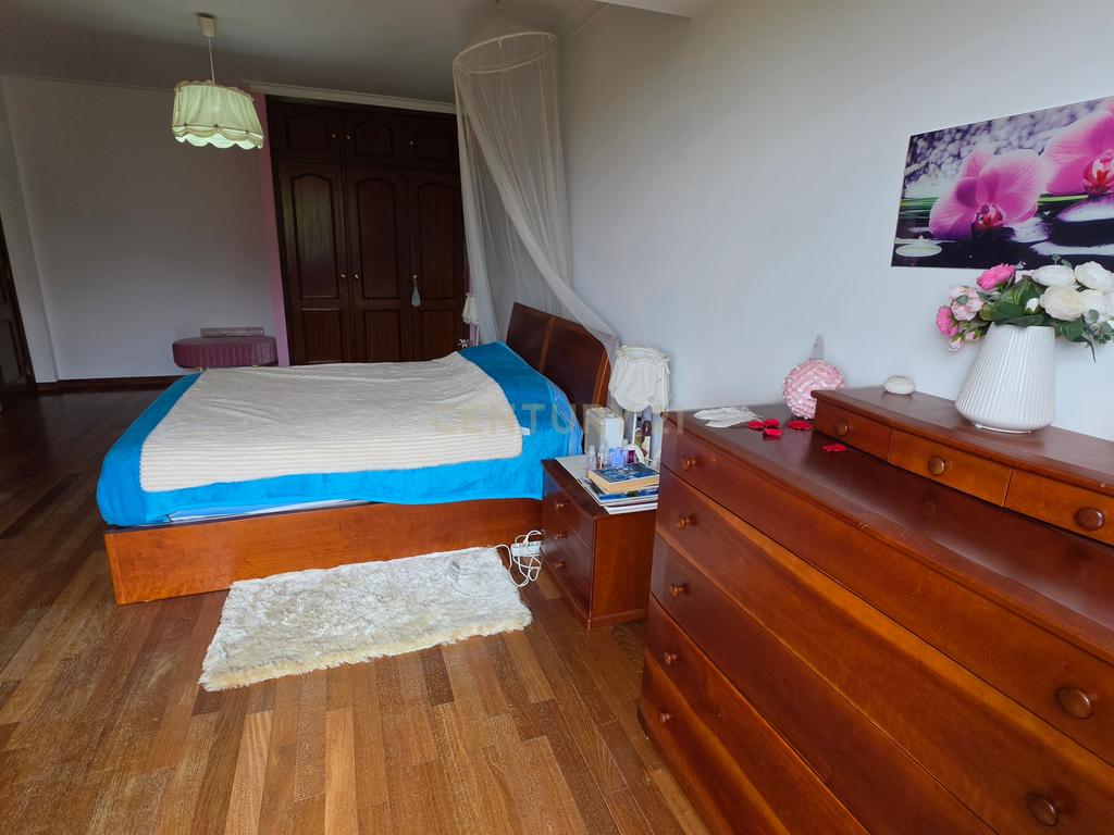 Apartamento Duplex T5 no centro de Palmela - Image 13