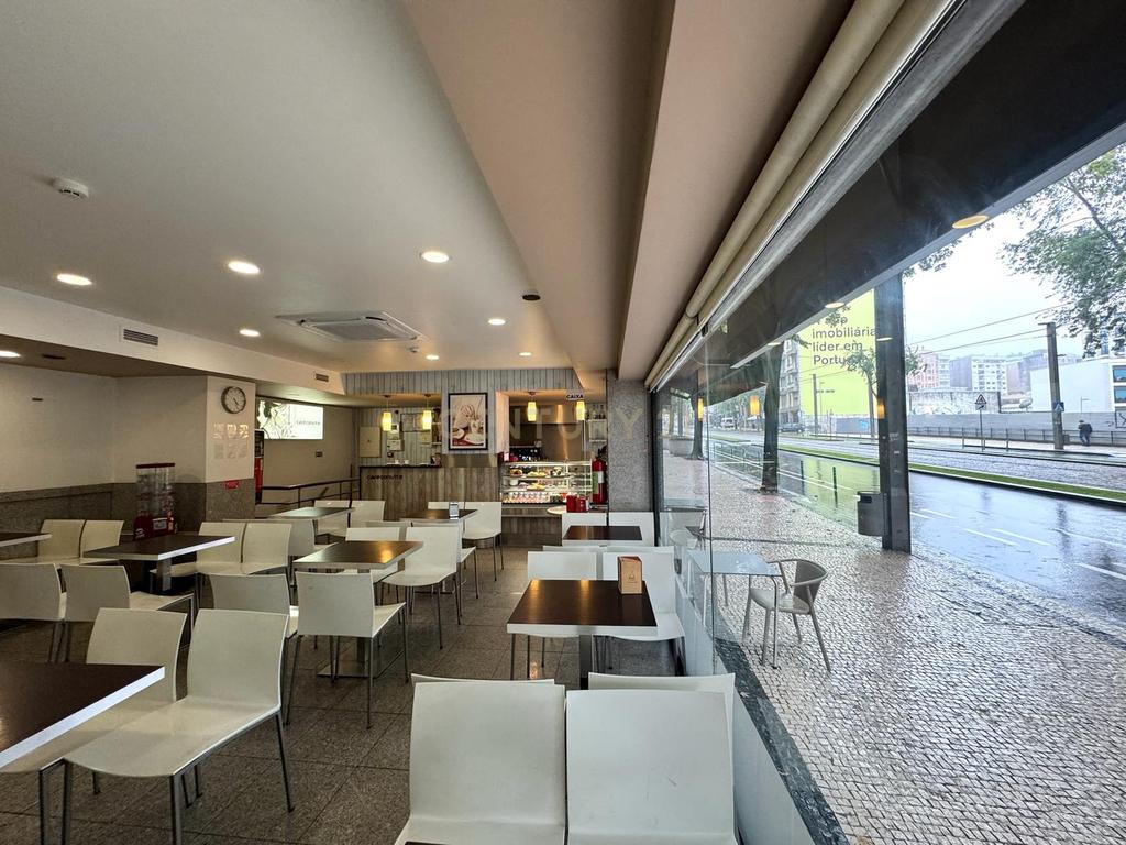 Café/Restaurante com 2 Armazéns e Loja Independente na Av. da República, Gaia - Image 6
