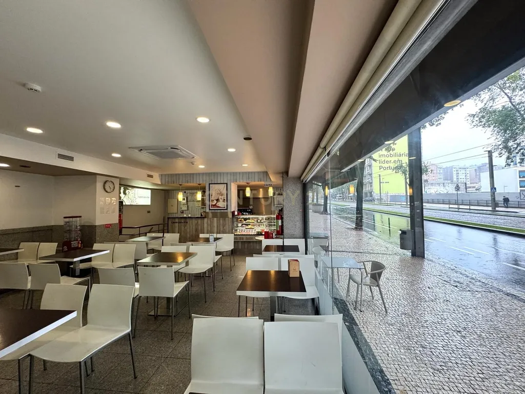Café/Restaurante com 2 Armazéns e Loja Independente na Av. da República, Gaia - Image 6