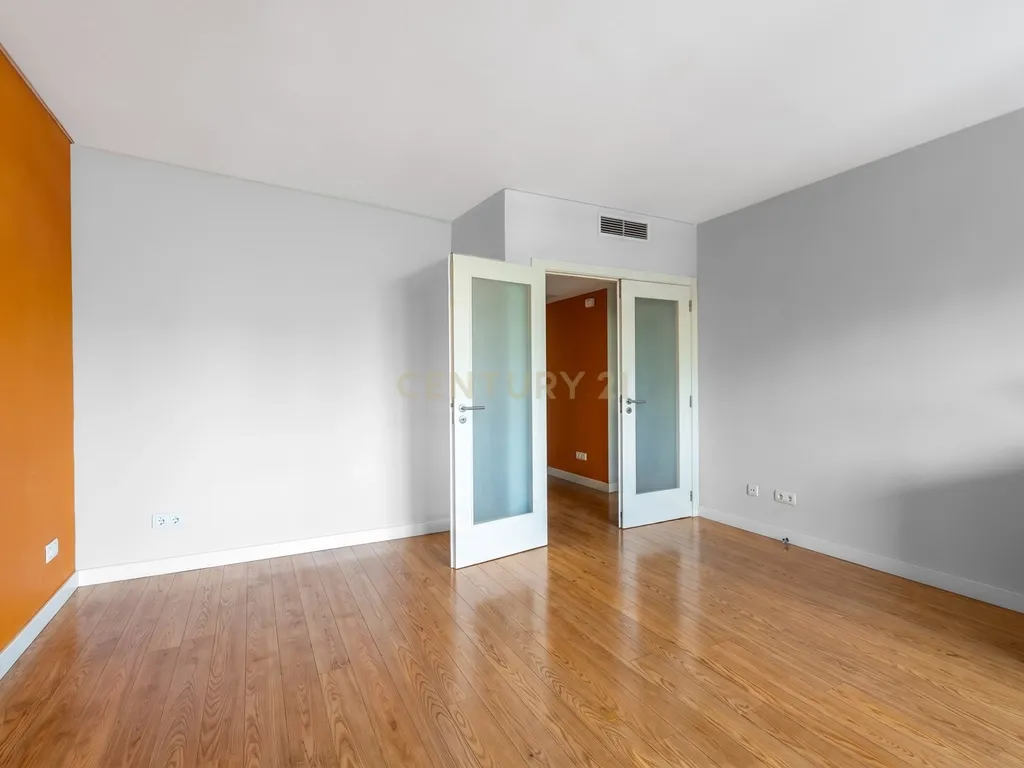 Apartamento T3 com Parqueamento e Arrecadação | Montijo - Image 5