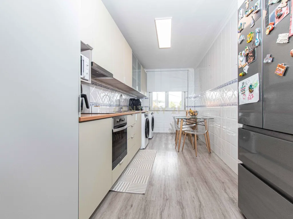 Apartamento T3 com Parqueamento e Arrecadação - Image 7