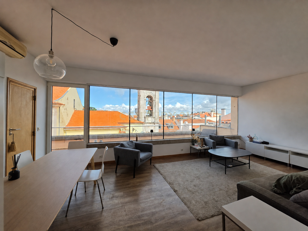 Arrendamento – Elegante Apartamento T1 com Terraço e Vista sobre o Rio Tejo no Chiado. - Image 1