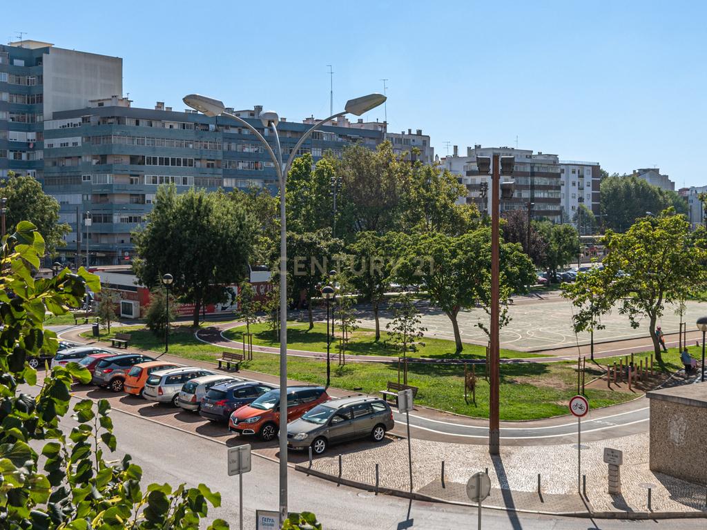T2 na Amadora para Venda - Localização Central e Excelentes acessos - Image 13
