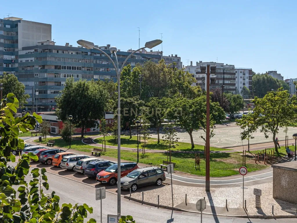 T2 na Amadora para Venda - Localização Central e Excelentes acessos - Image 13