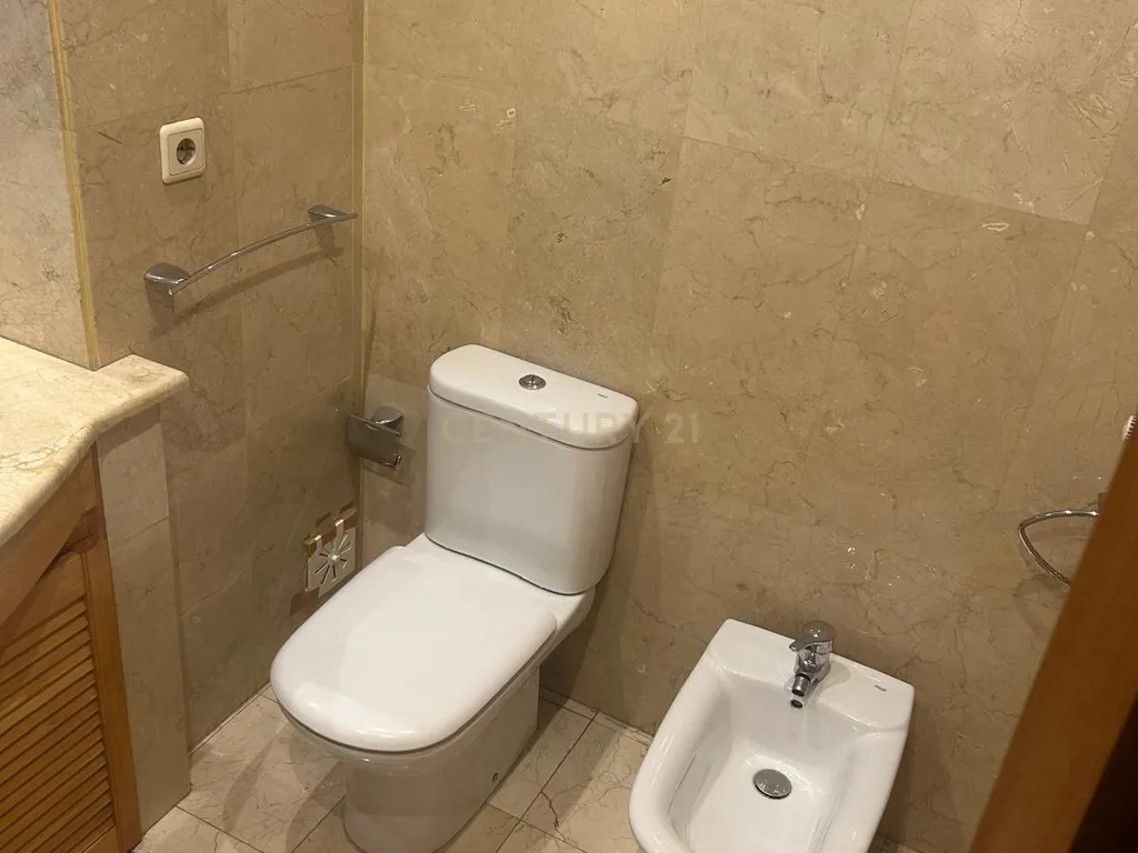 Luxuosa Moradia T3 em Folgosa, Maia - 310m² com Vista Montanha - Image 14