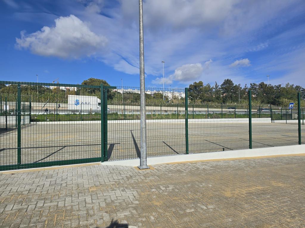 Cedência Espaço de terreno com uma área útil de 330 m² em Almada com Vista para a IC20 de Acesso Fácil - Image 6