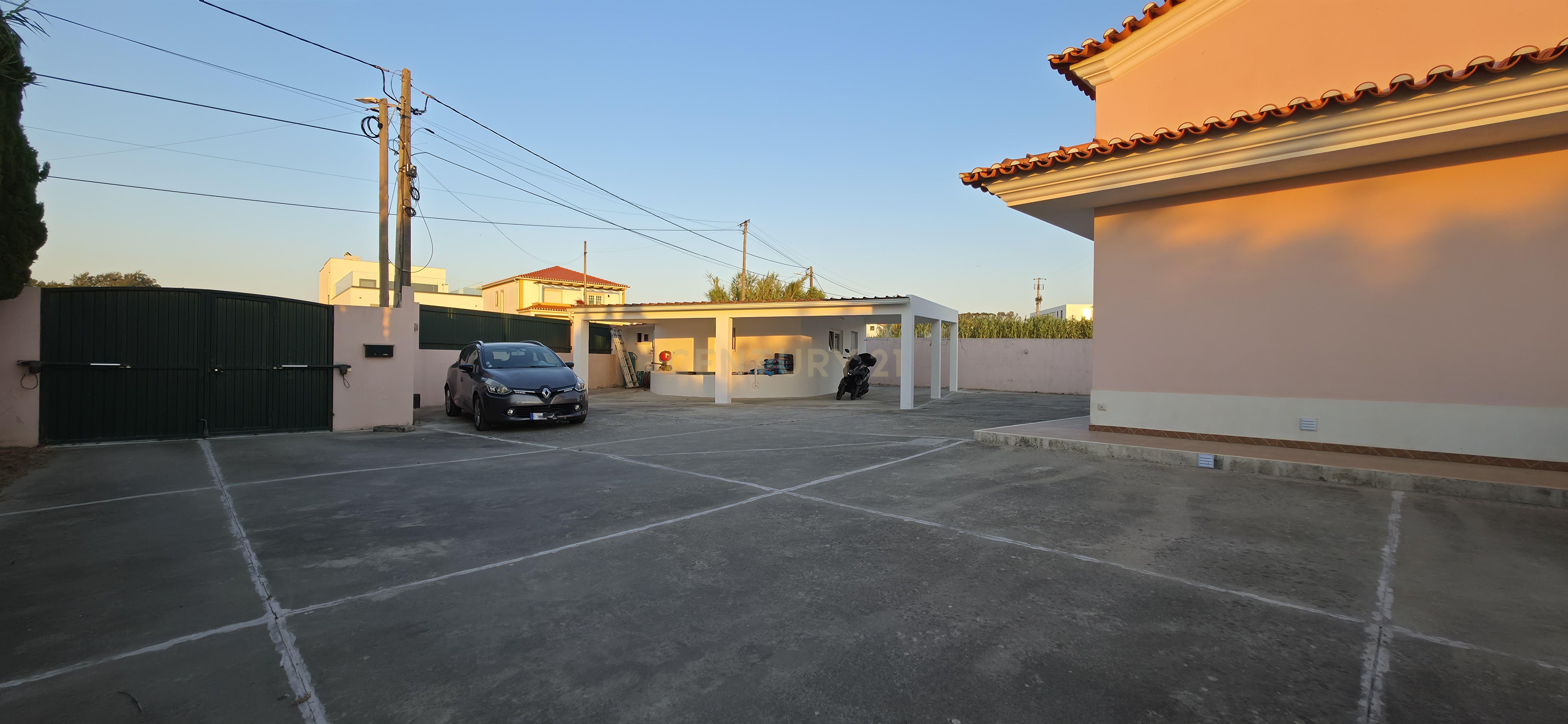 Fotografia 5 de Moradia T2 com aproveitamento de sótão, anexo T0 e excelente localização em Ferrel, Peniche