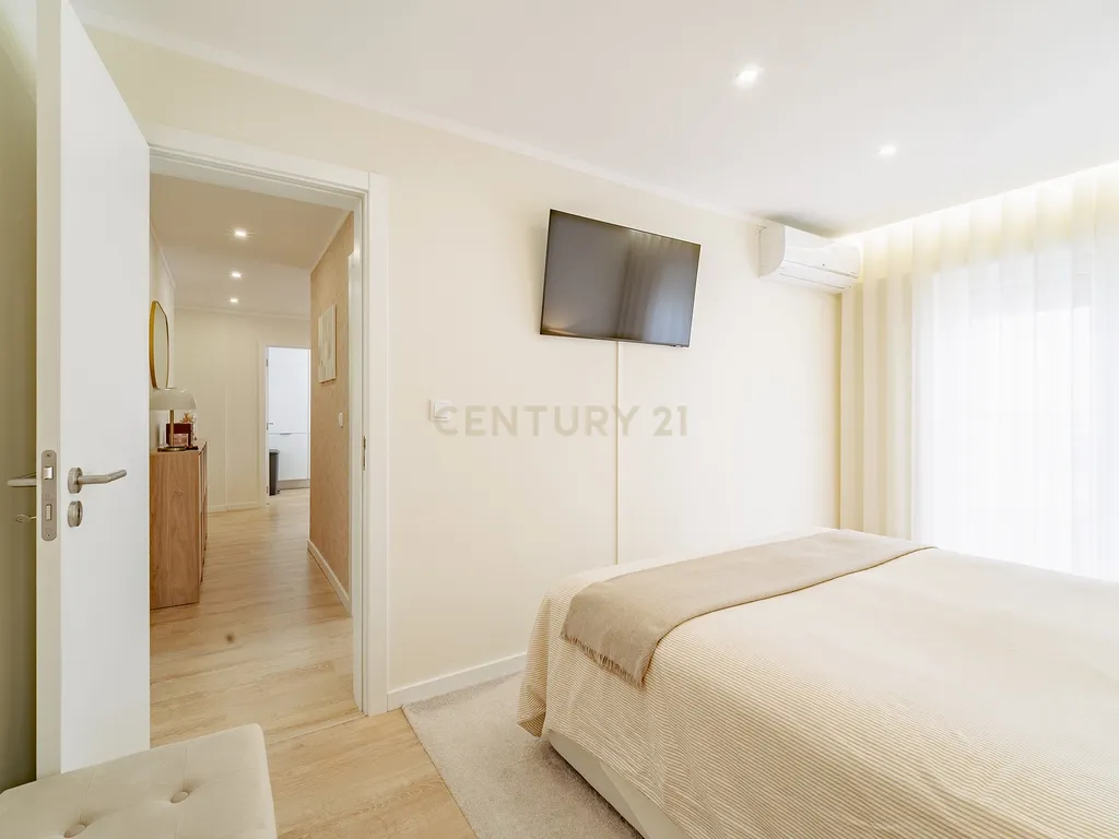 Apartamento T2 Remodelado na Torre da Marinha - Image 27