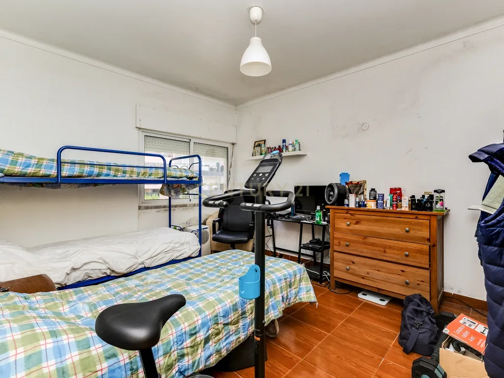 Moradia bifamiliar T4+1 em Pinheiro de Loures, com vistas desafogadas, jardim, pátio, varanda e terraço - Image 40