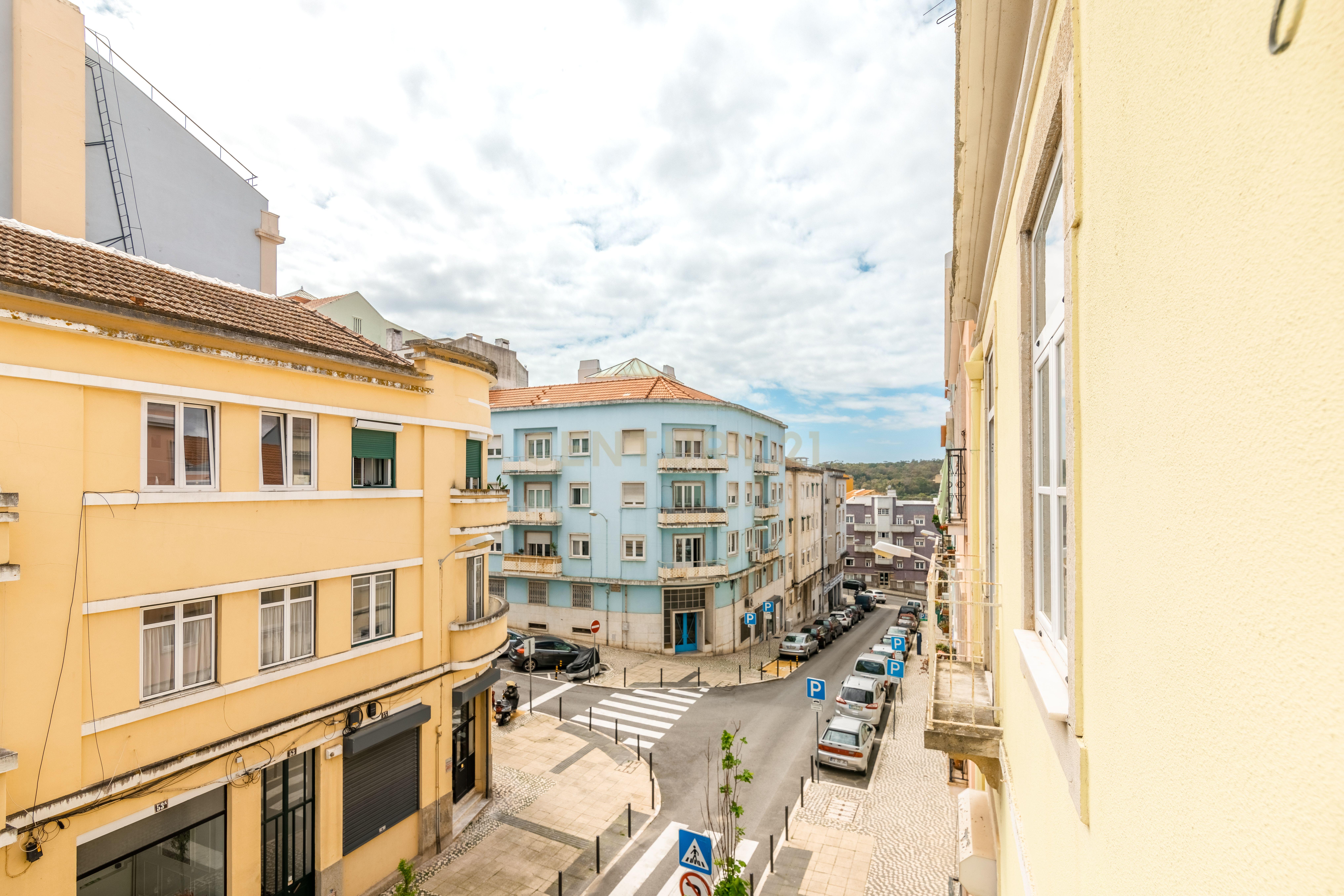 T1 Totalmente Remodelado em Campo de Ourique – Vista Deslumbrante e Charme Contemporâneo - Image 16