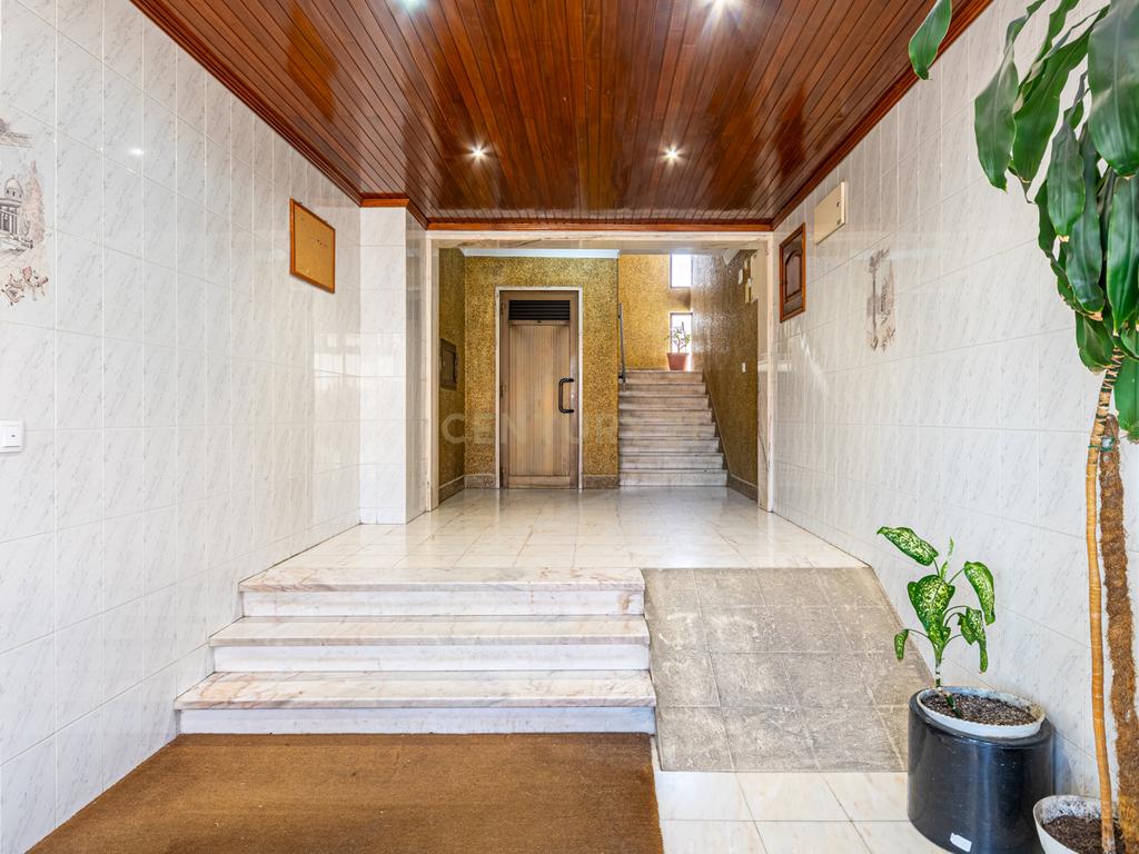 Apartamento T2 Espaçoso com Garagem Box e Arrecadação – Pedernais, Ramada - Image 21