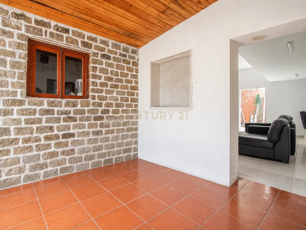 Moradia T5 com 3 suites, espaço exterior a 3 km da praia - Image 17