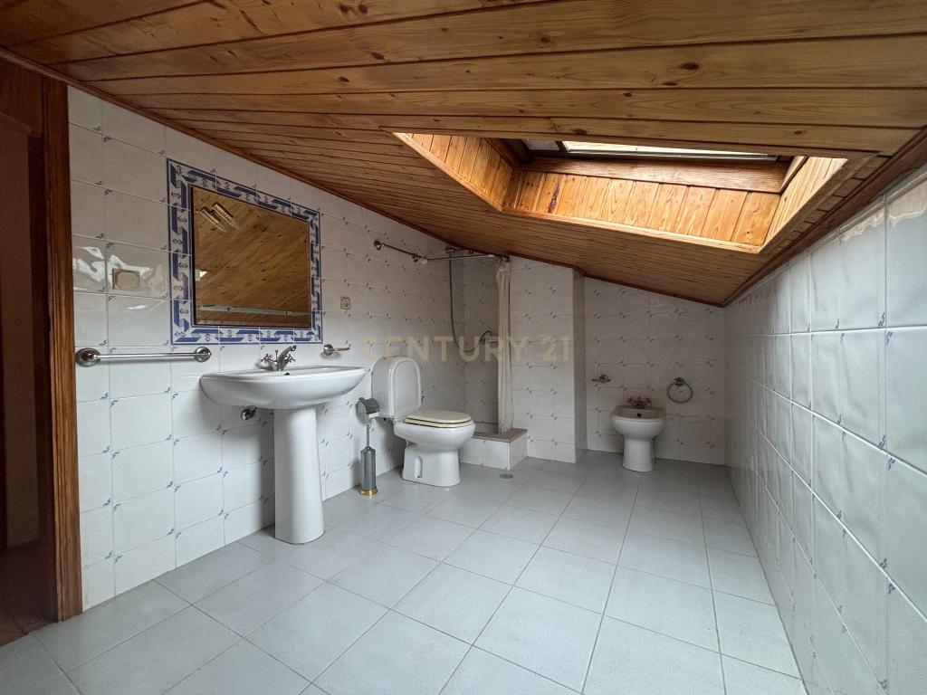 Moradia T6 com Vista Panorâmica em Vila Real - Image 22