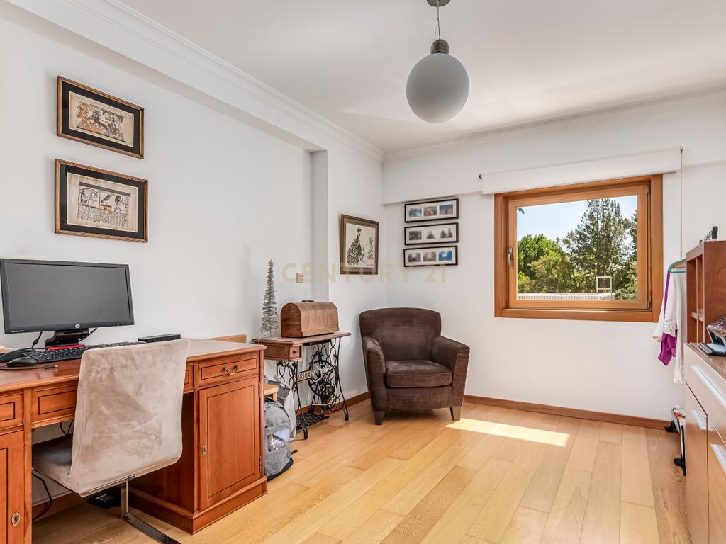 Apartamento T4 em Alfragide com Vista e Excelentes Acabamentos - Image 26