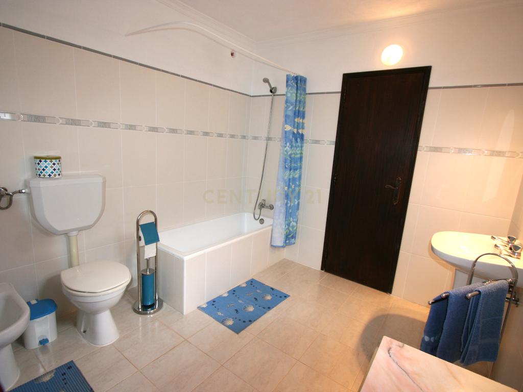 Propriedade de estilo tradicional T3+1, anexo e lote de 8080 m2 em Portela, São Bartolomeu de Messines - Image 17