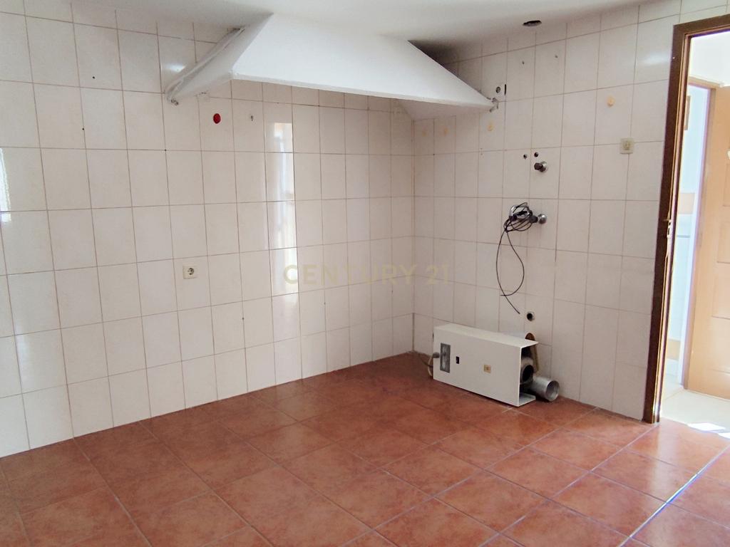 Casa geminada de dois pisos com reabilitação parcial em Vidago / Chaves - Image 7