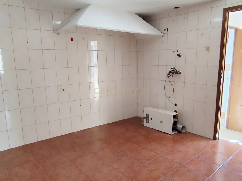 Casa geminada de dois pisos com reabilitação parcial em Vidago / Chaves - Image 7