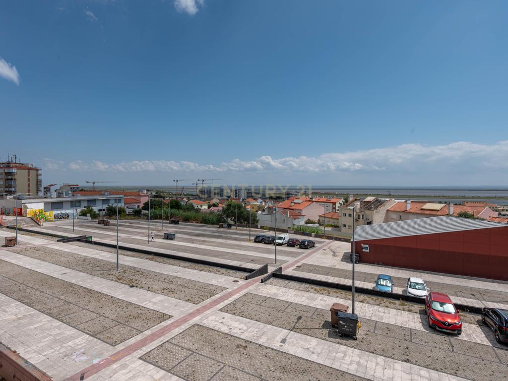 T3 com vista rio, box para 4 carros | Póvoa de Santa Iria - Image 34