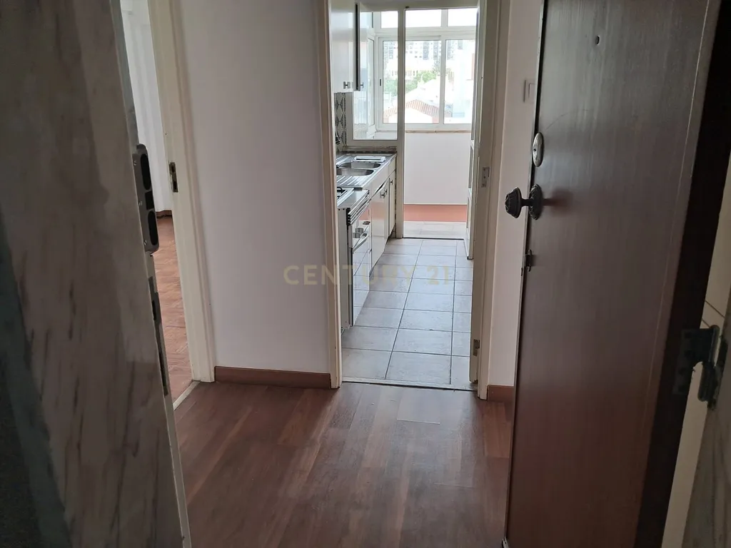 Apartamento T3 para arrendar – Entrada imediata - em Lisboa/ Benfica com garagem - Image 6
