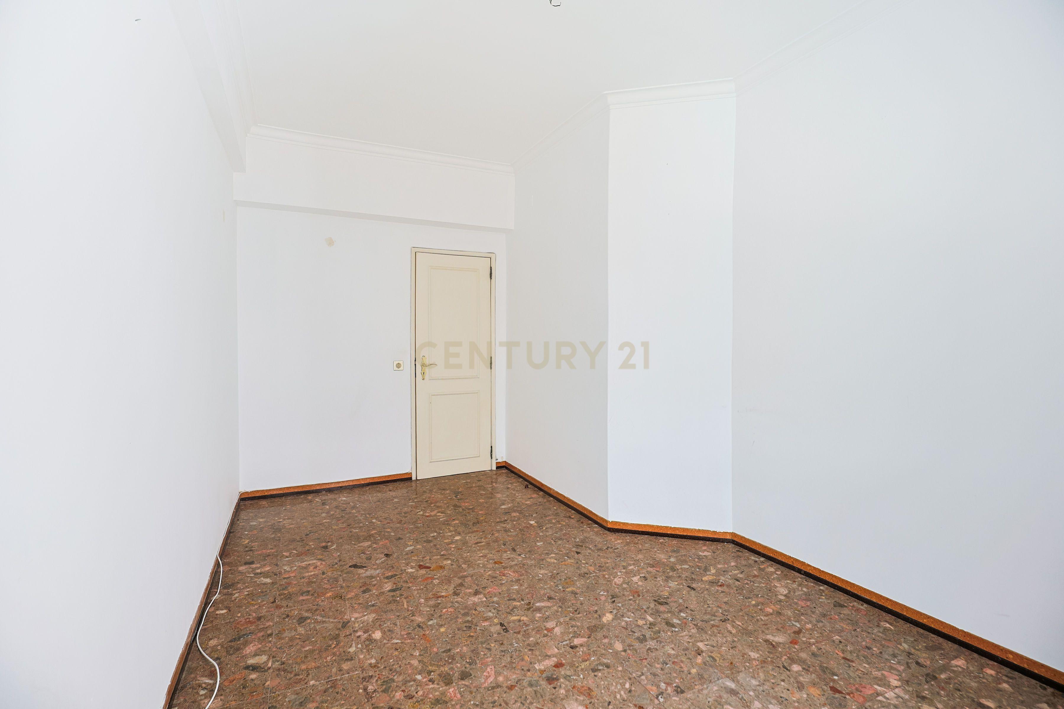 Apartamento T3 com elevador e varanda em Vila Franca de Xira - Image 15