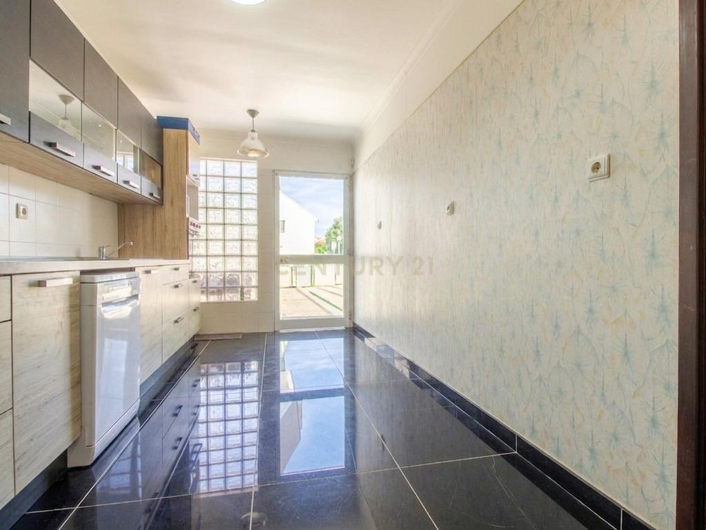 Moradia em Banda T3 com Sótão Aproveitado e Espaço Exterior – Casal Bolinhos, Azeitão - Image 5