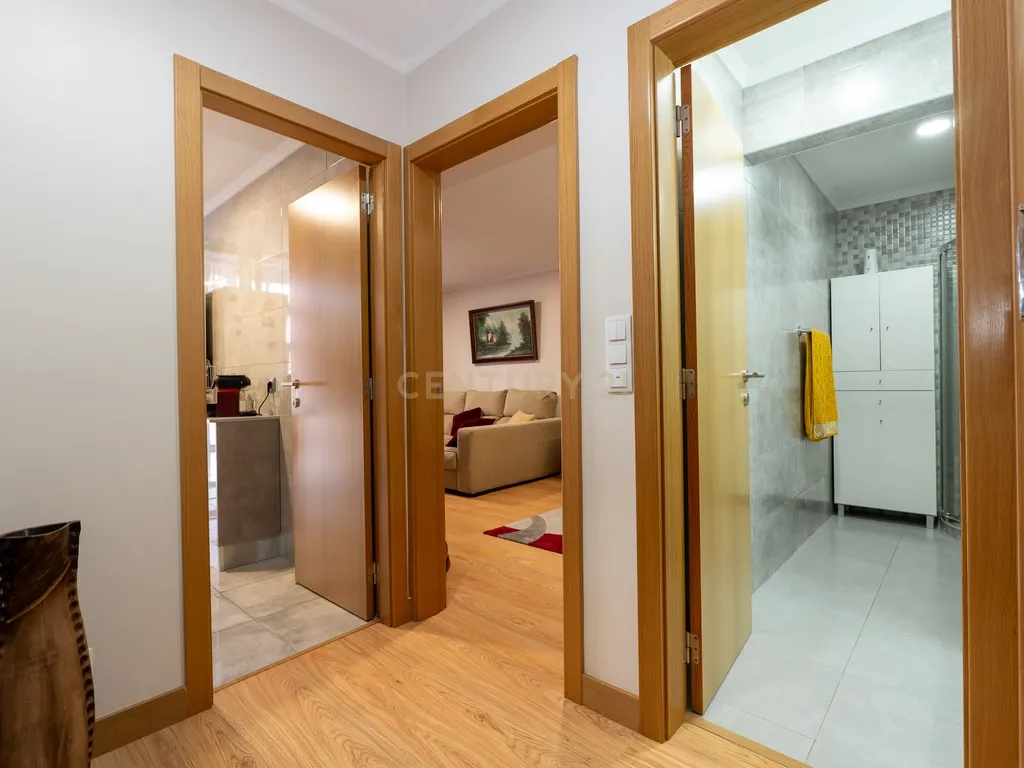 Apartamento de tipologia T2, totalmente renovado, localizado em Santo António dos Cavaleiros – Loures. - Image 5