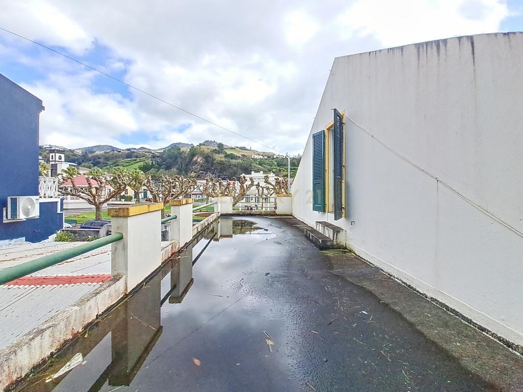 Moradia no Centro da Povoação com 2 Garagens - Image 32