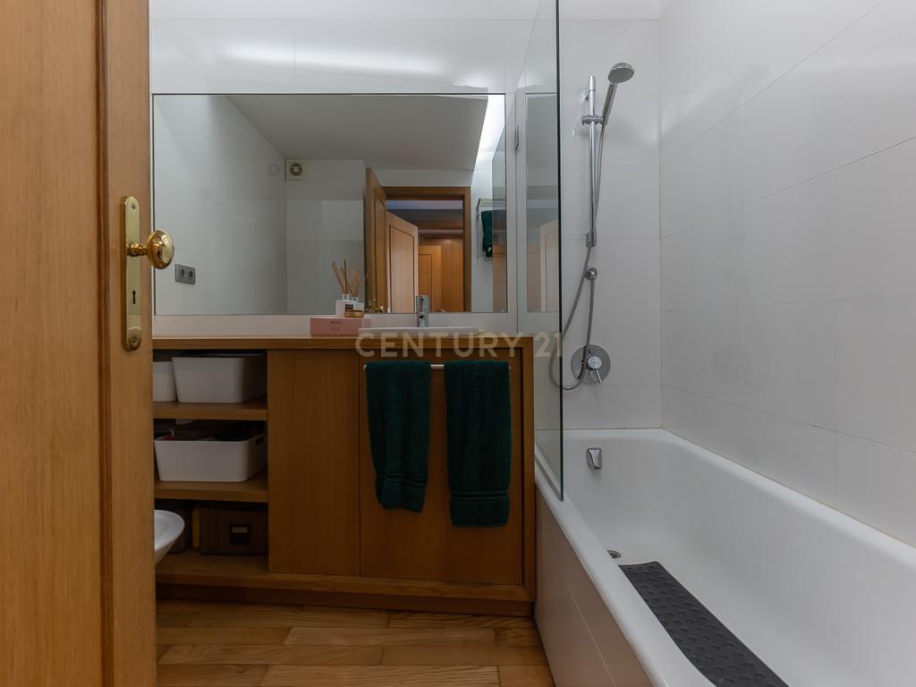 Apartamento T2 para Arrendamento em Lordelo do Ouro, Porto - Image 37