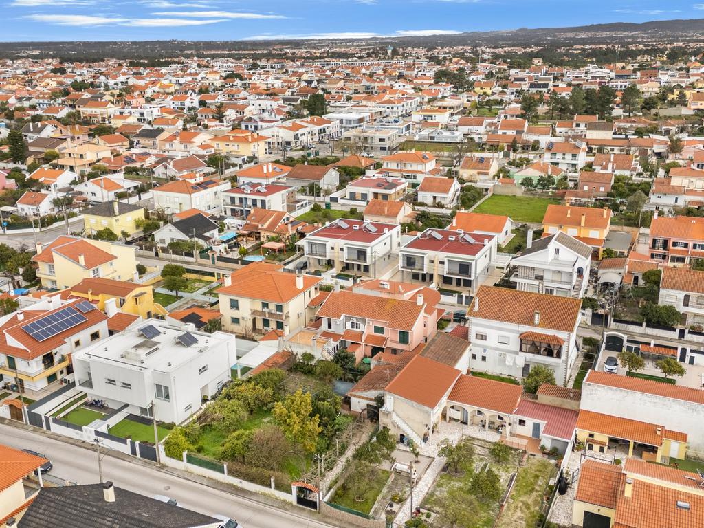 Moradia T4 com áreas generosas em Fernão Ferro - Image 35