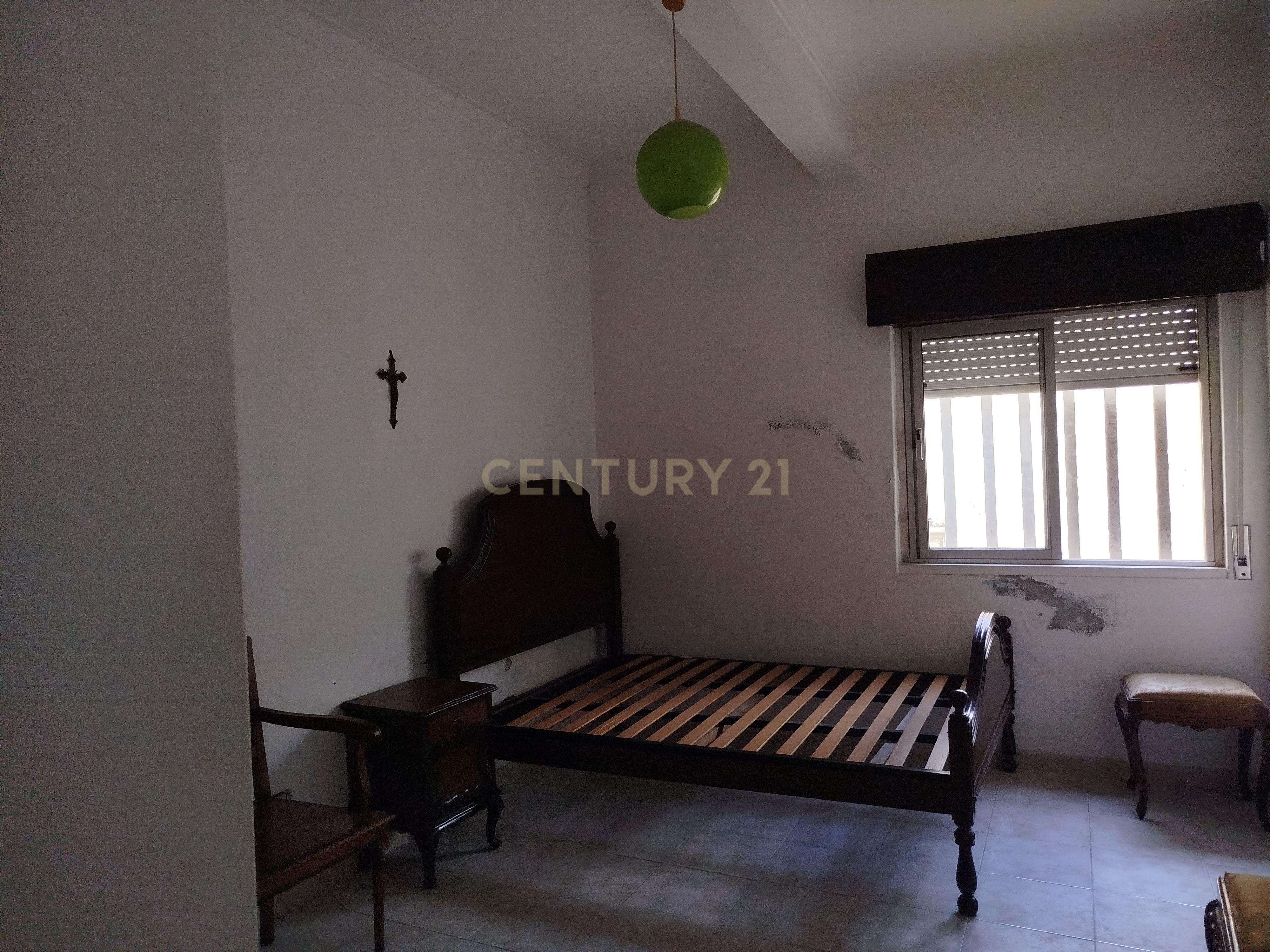 Fotografia 11 de Moradia independente de 2 pisos (2xT3) com garagem | São João da Talha | para remodelar