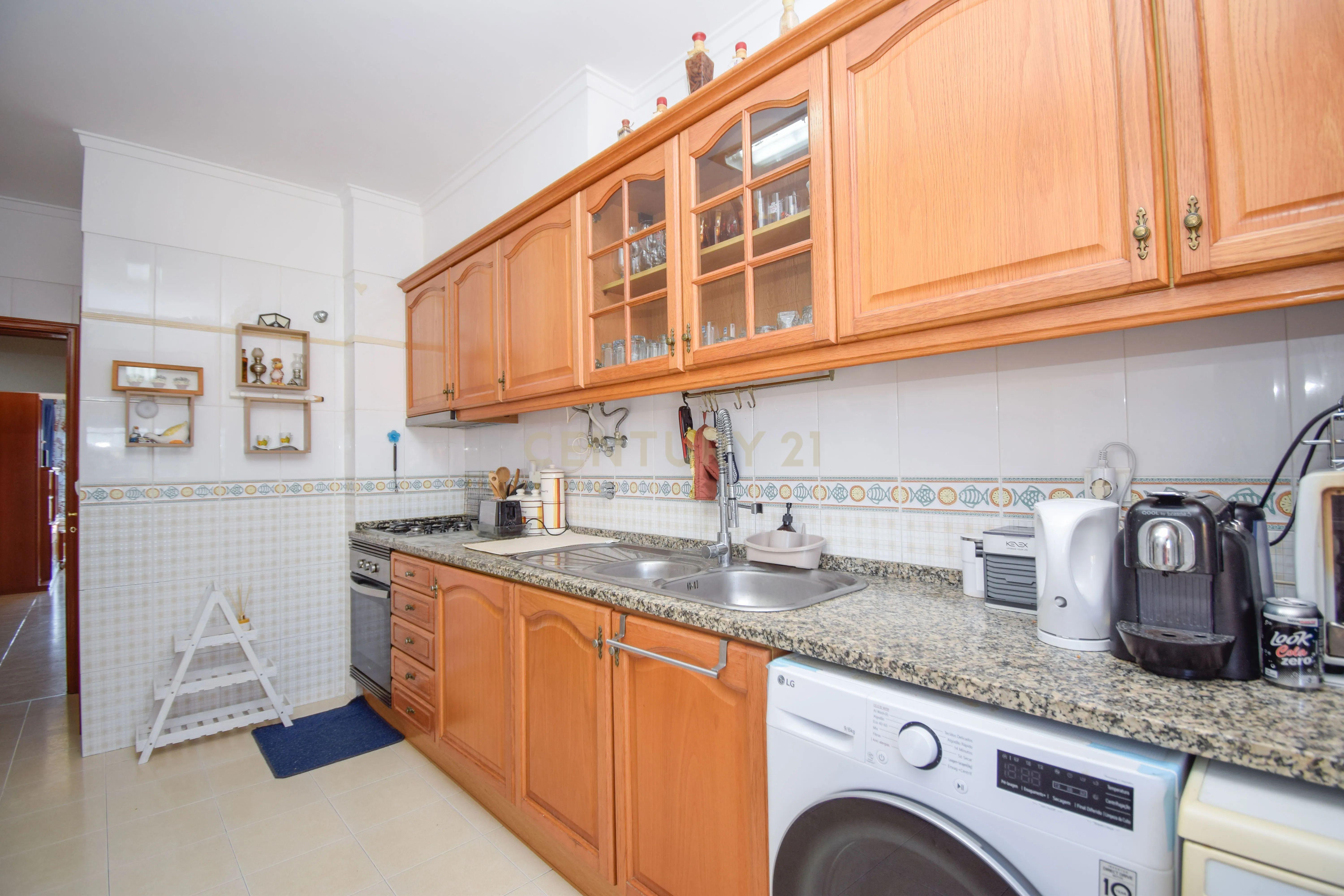 Fotografia 10 de Apartamento T3, com 107 m² de área útil, estúdio musical com 40 m² e garagem fechada , varanda e arrecadação
