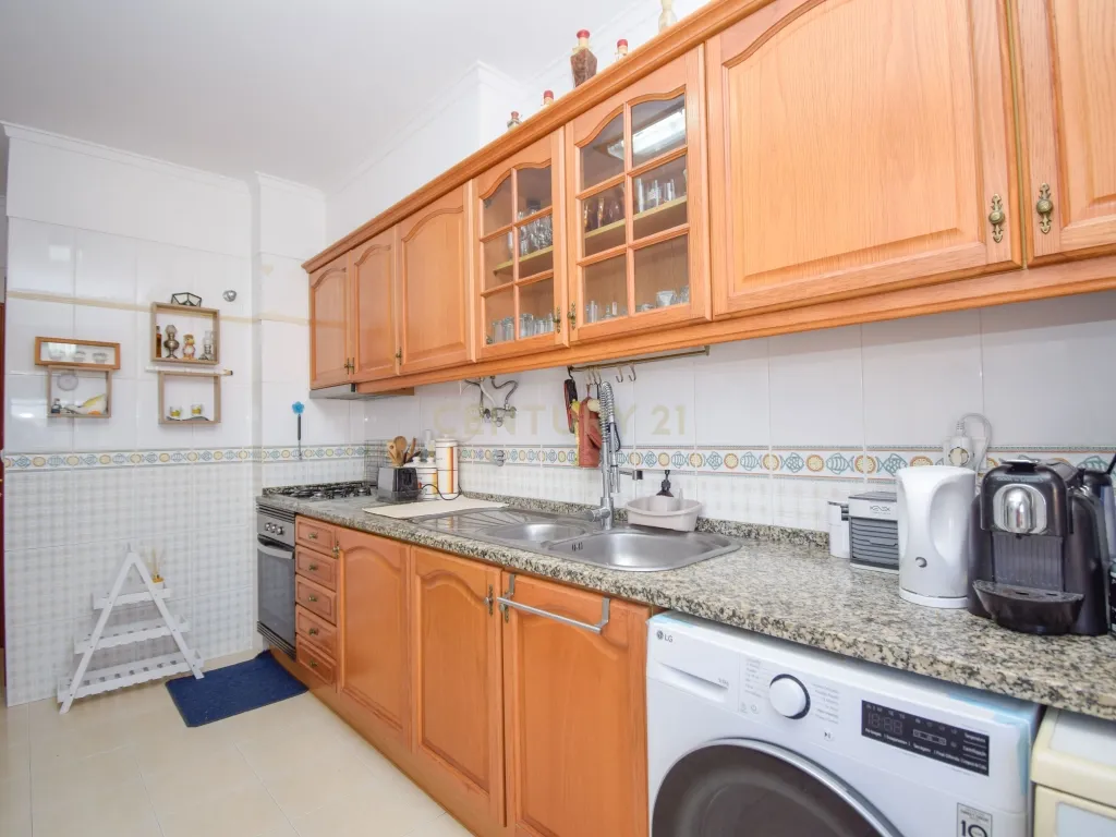 Apartamento T3, com 107 m² de área útil, estúdio musical com 40 m² e garagem fechada , varanda e arrecadação - Image 10