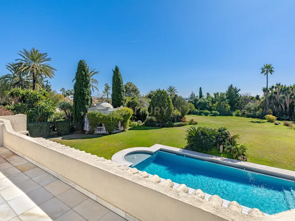 Elegância Andaluza Intemporal no Coração de El Paraíso, Estepona - Image 30