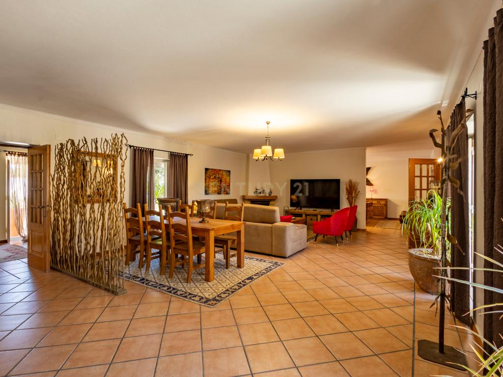 Moradia T5 Térrea com Piscina, Garagem e Lote de 2000 m² – Venda do Alcaide - Image 7