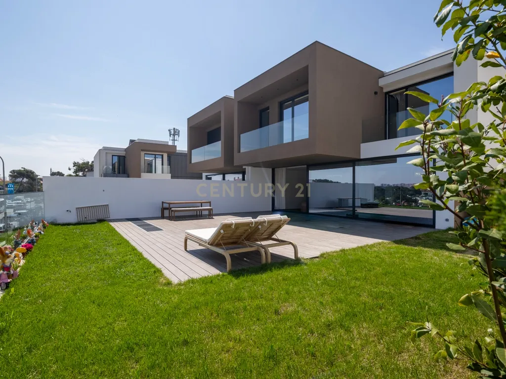 Moradia T5+1 Luxuosa no Estoril - Image 1