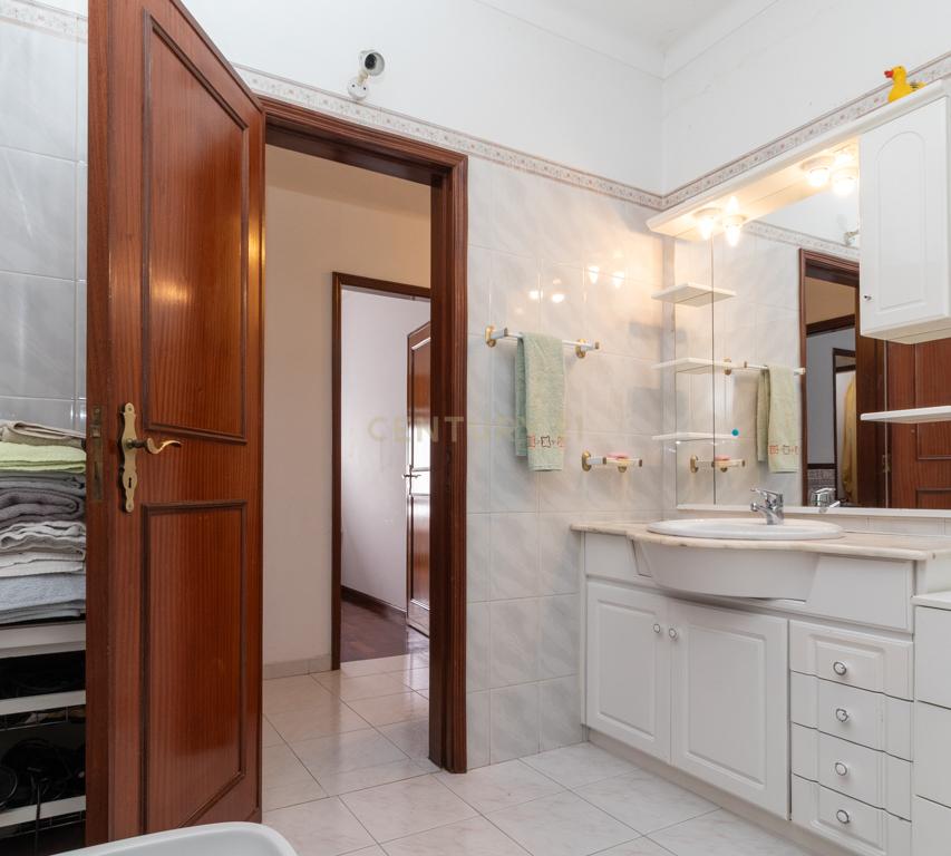 Apartamento T3 com garagem e arrecadação em Abrantes - Image 24