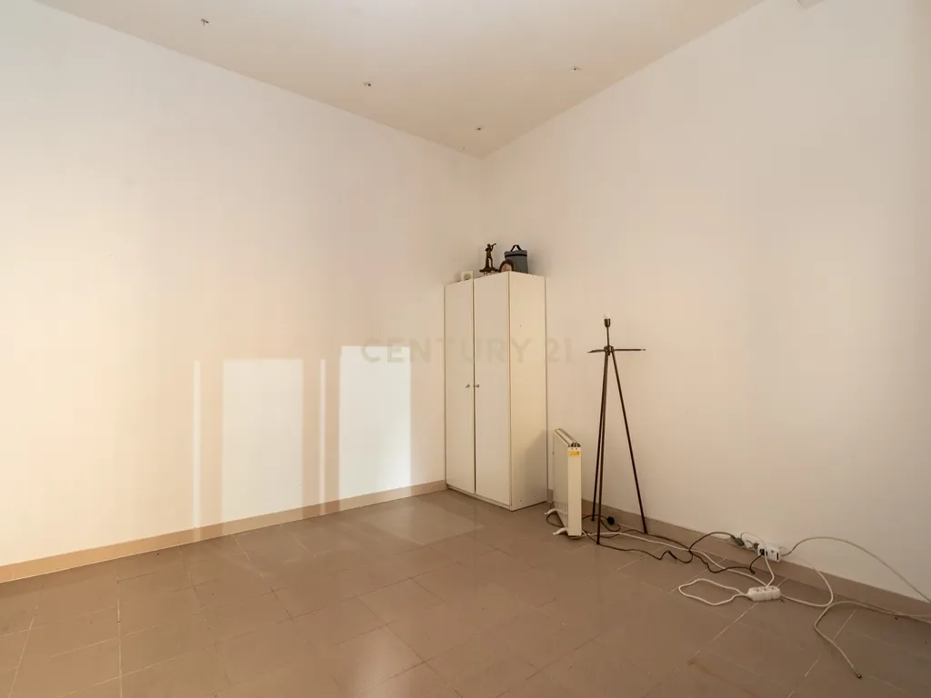 Loja comercial de esquina no Lumiar – junto ao Colégio Planalto - Image 13