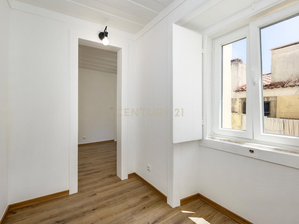 Apartamento T1+1 totalmente remodelado, próximo da Assembleia da República - Image 19