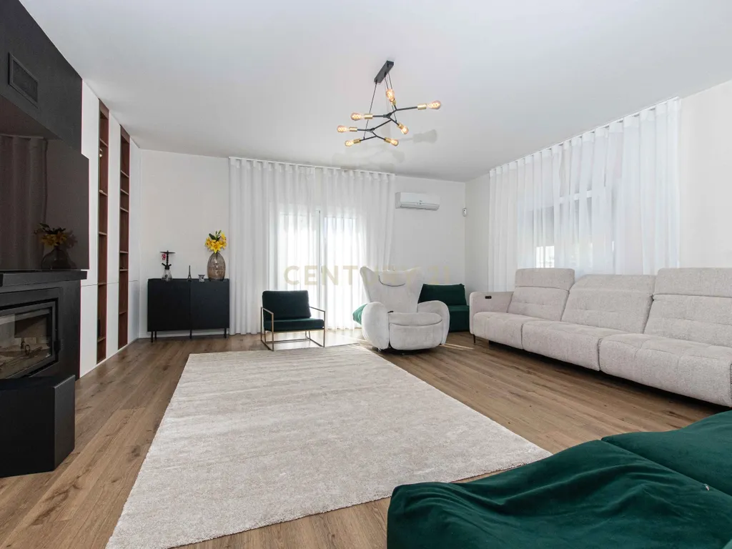 Moradia Independente T4+1 com Piscina, 321 m² de Construção e Garagem para 5 Viaturas | Albarraque, Rio de Mouro - Image 24