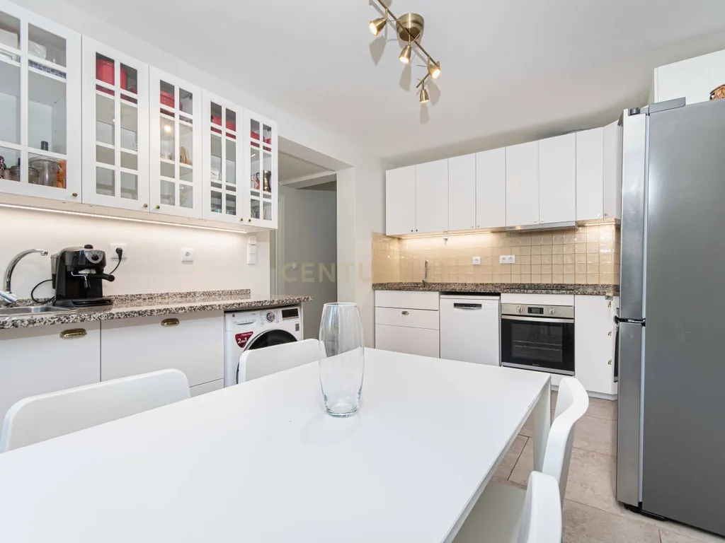 Apartamento T2 Renovado com Vista Panorâmica em Lisboa - Image 1