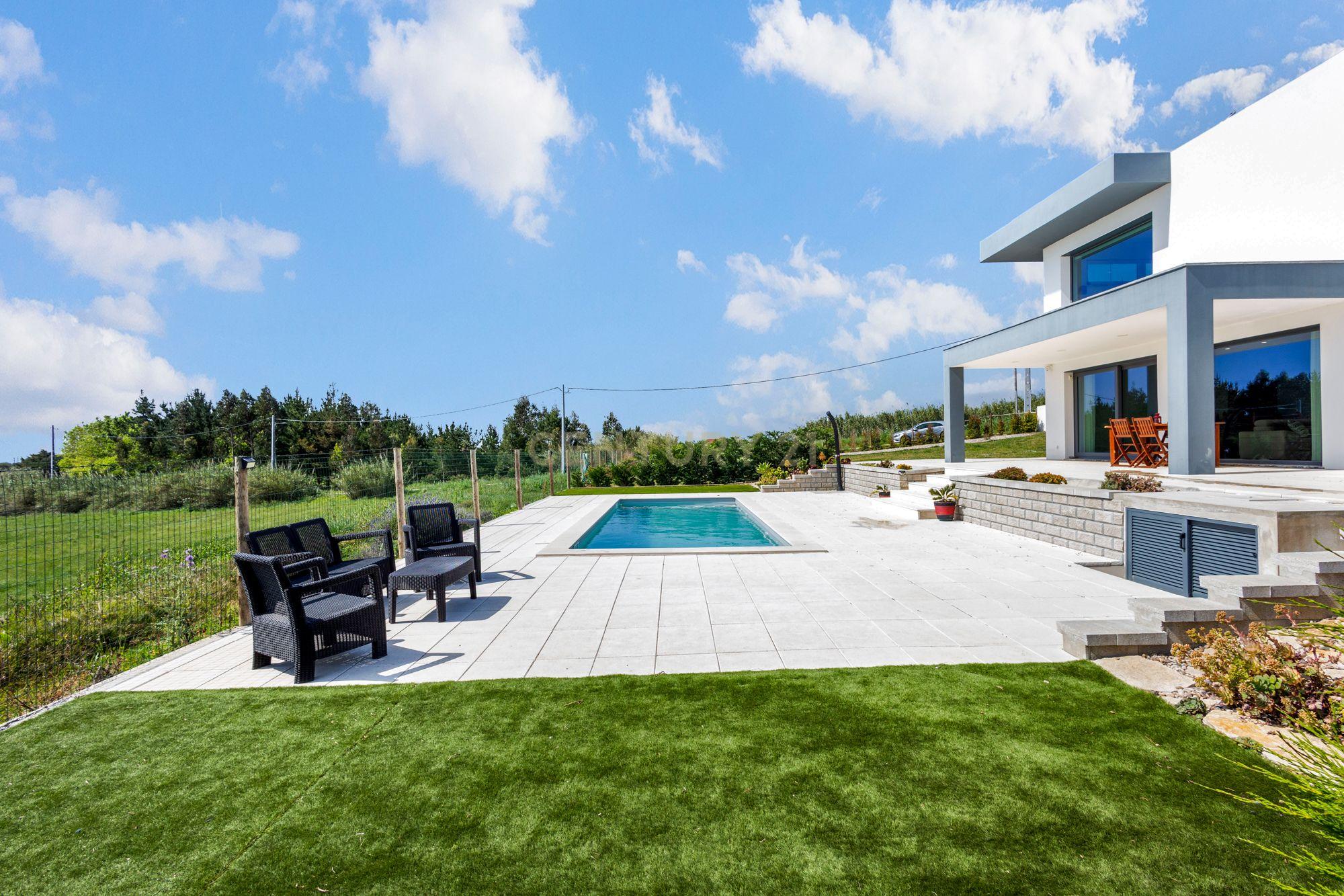 Fotografia 6 de Entre o Campo e o Mar: Moradia T3 Contemporânea com Piscina e 11.000 m² | Ribamar – Lourinhã