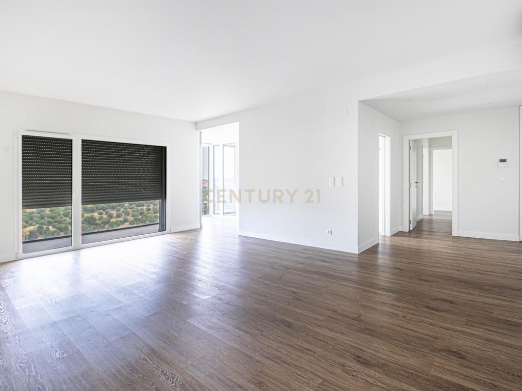 Apartamento T2 em Condomínio com Piscina e Garagem - Areeiro - Image 7