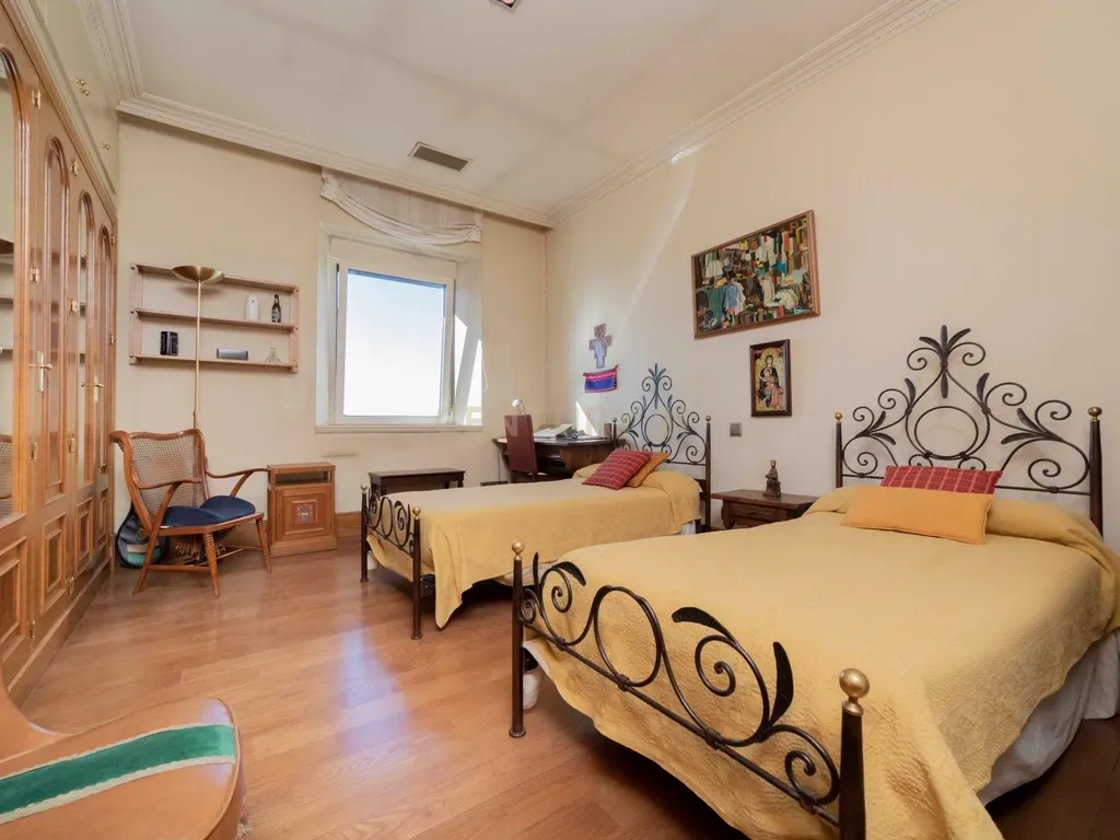 Luxuoso Apartamento T5 com Vista Panorâmica em Madrid - Image 13