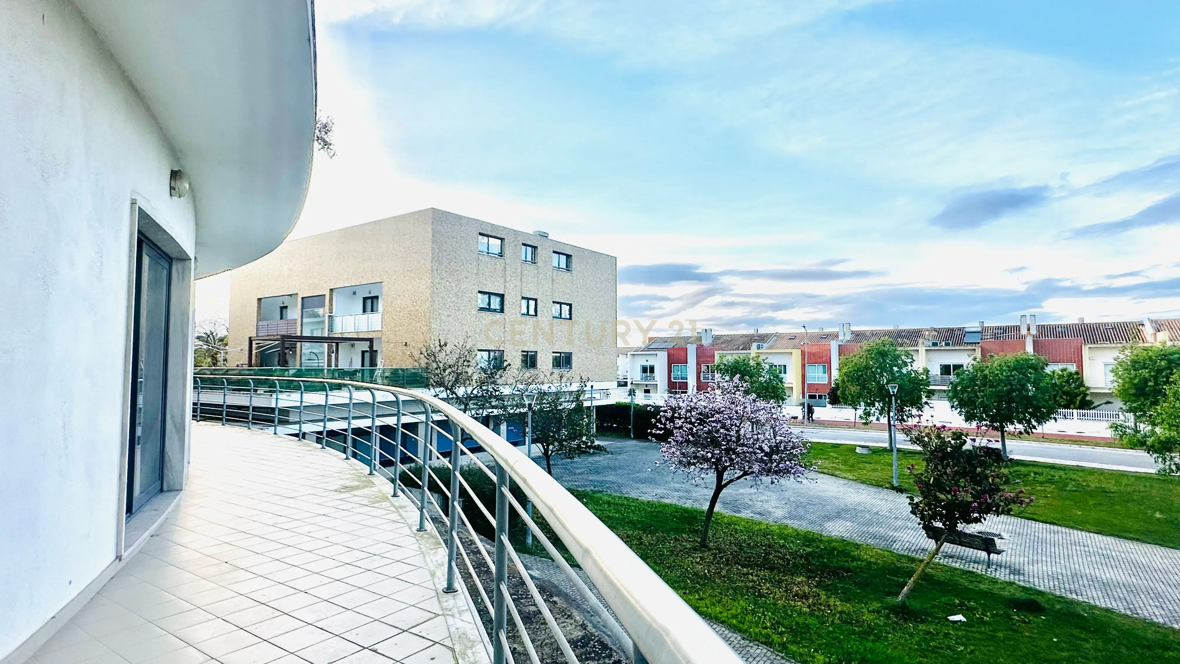 Fotografia 10 de Apartamento T4 com Terraço, Varandas, Garagem e Lugar de Estacionamento, na Vila Serena, Pinhal Novo