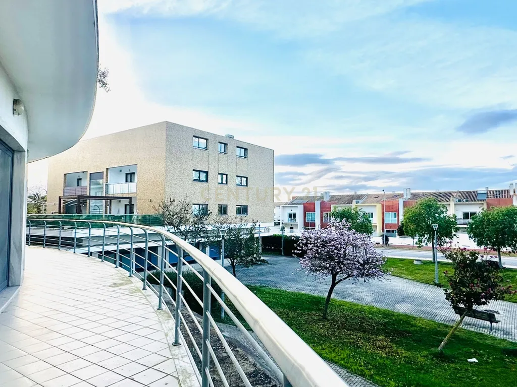 Apartamento T4 com Terraço, Varandas, Garagem e Lugar de Estacionamento, na Vila Serena, Pinhal Novo - Image 10