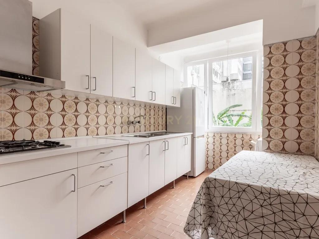 Apartamento T3 com elevador e garagem na Rua Luciano Cordeiro, em Lisboa - Image 11